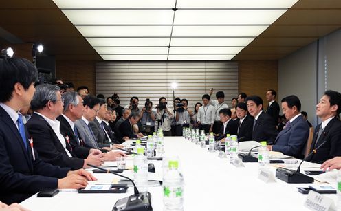 安倍总理在总理大臣官邸召开了第1次“关于安全保障与防卫能力的恳谈会”。