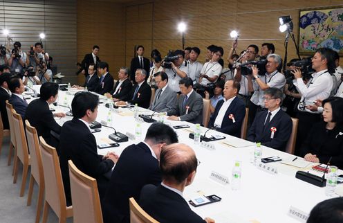 安倍总理在总理大臣官邸召开了第1次“关于安全保障与防卫能力的恳谈会”。