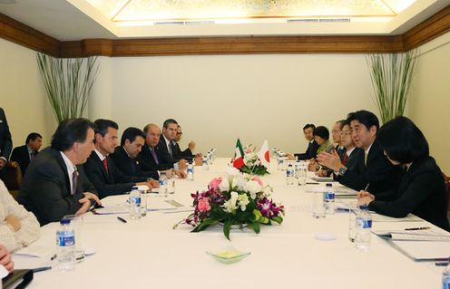 安倍总理出席了亚太经合组织(APEC)首脑会议等。