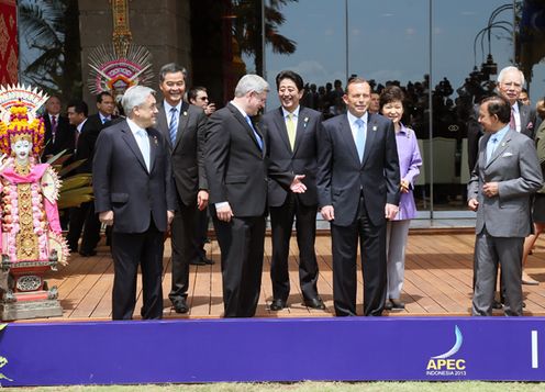 安倍总理出席了亚太经合组织(APEC)首脑会议等。