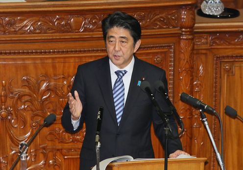 安倍总理在众议院和参议院的全体会议上发表了施政方针演说。