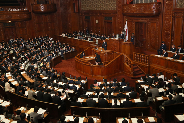 安倍总理在众议院和参议院的全体会议上发表了施政方针演说。