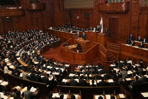 安倍总理在众议院和参议院的全体会议上发表了施政方针演说。