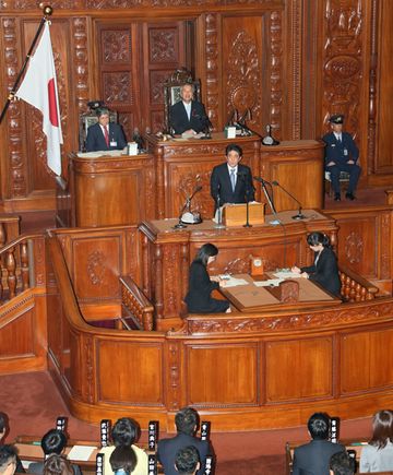安倍总理在众议院和参议院的全体会议上发表了施政方针演说。