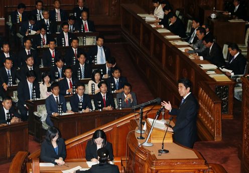 安倍总理在众议院和参议院的全体会议上发表了施政方针演说。