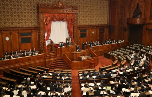 安倍总理在众议院和参议院的全体会议上发表了施政方针演说。