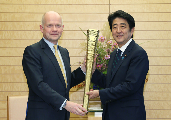 安倍总理在总理大臣官邸接受了英国外交及联邦事务大臣威廉•黑格的拜会。