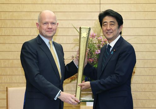 安倍总理在总理大臣官邸接受了英国外交及联邦事务大臣威廉•黑格的拜会。