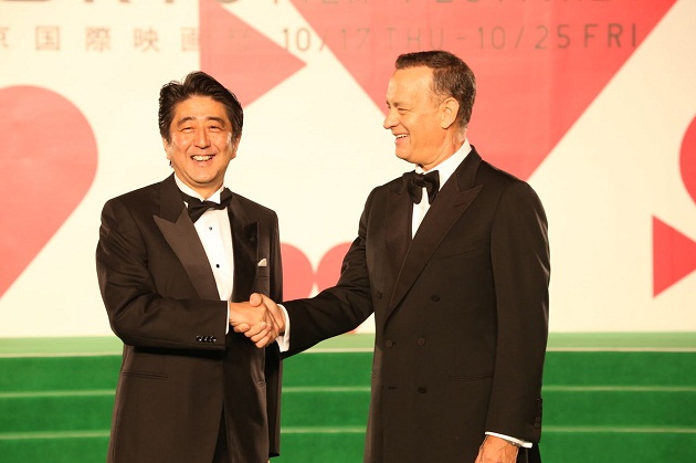 安倍总理出席了在东京都内举行的第26届东京国际电影节开幕式。