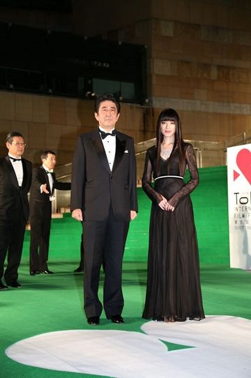 安倍总理出席了在东京都内举行的第26届东京国际电影节开幕式。