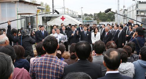 安倍总理为了把握东日本大地震灾害的复兴情况，访问了福岛县。