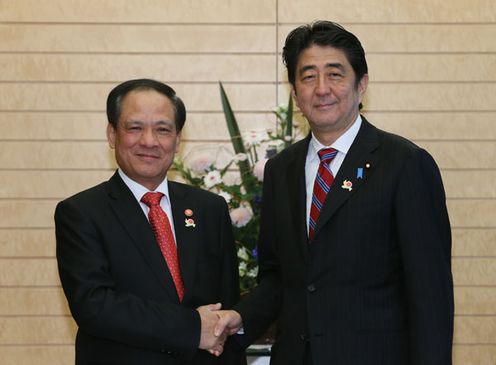 安倍总理在总理大臣官邸接受了东盟（ASEAN）秘书长黎良明的拜会。
