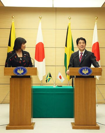 安倍总理在总理大臣官邸与牙买加总理波蒂亚•辛普森•米勒举行了会谈等。