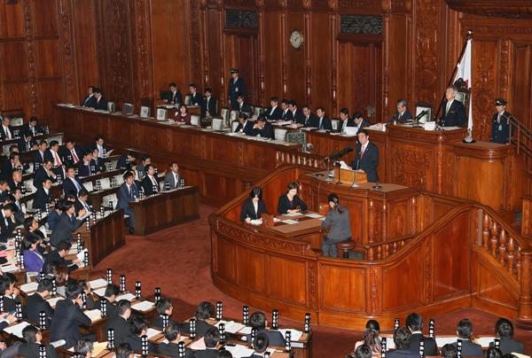 安倍总理上午出席了参议院全体会议，下午出席了众议院全体会议。