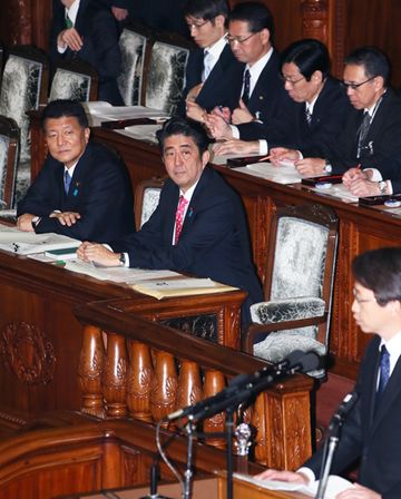 安倍总理上午出席了参议院全体会议，下午出席了众议院全体会议。