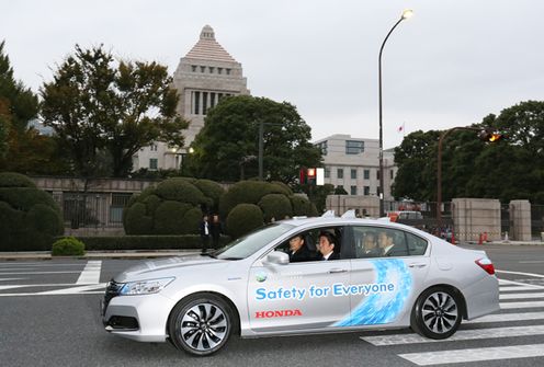 安倍总理在国会前庭的环形道路上试乘了自动驾驶车 。