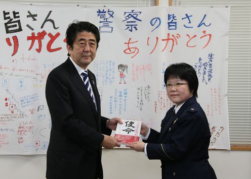 安倍总理为了把握东日本大地震的复兴情况访问了岩手县。