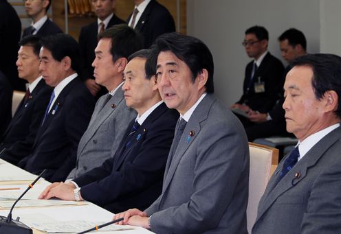 安倍总理在总理大臣官邸召开了第十一次日本经济再生本部会议。