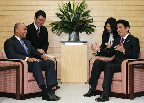 安倍总理在总理大臣官邸接受了马萨诸塞州州长德瓦尔•帕特里克的拜会。