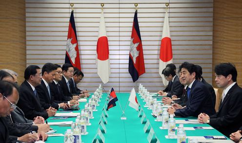 安倍总理在总理大臣官邸与东南亚国家联盟（ASEAN）各国首脑举行了会谈等。