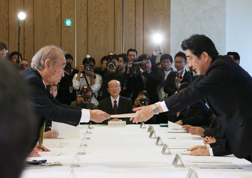 安倍总理在总理大臣官邸出席了冲绳政策协议会。