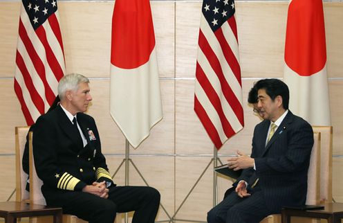 安倍总理在总理大臣官邸接受了美利坚合众国太平洋司令部司令塞缪尔•J・洛克利尔的拜会。