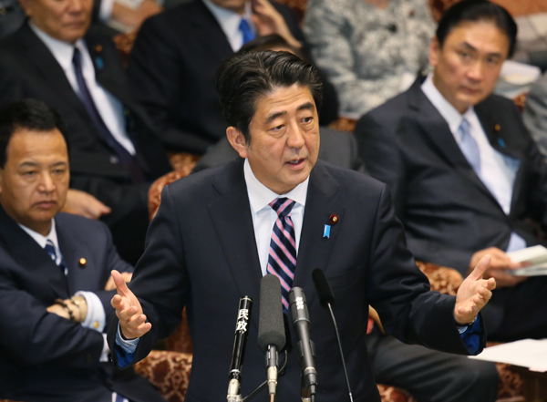 安倍总理出席了参议院预算委员会。
