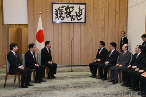 安倍总理在总理大臣官邸向演员杉良太郎颁发了内阁总理大臣感谢状。