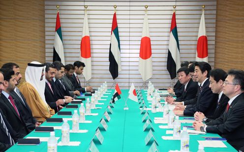 安倍总理在总理大臣官邸与阿拉伯联合酋长国皇太子殿下穆罕穆德•本•扎耶德•阿勒纳哈扬举行了会谈。