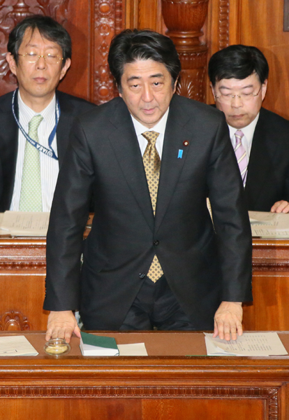 安倍总理上午出席了众议院预算委员会，下午出席了众议院全体会议。