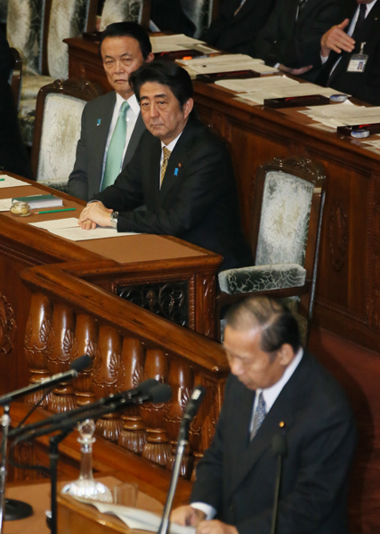安倍总理上午出席了众议院预算委员会，下午出席了众议院全体会议。