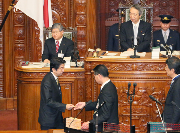 安倍总理上午出席了众议院预算委员会，下午出席了众议院全体会议。