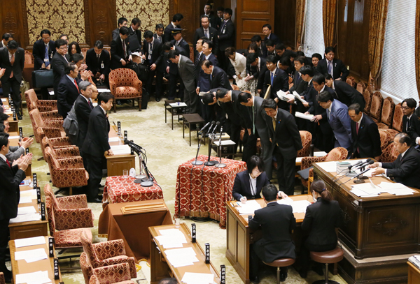 安倍总理上午出席了众议院预算委员会，下午出席了众议院全体会议。