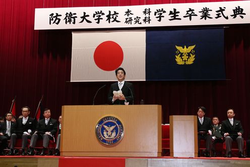 安倍总理出席了位于神奈川县横须贺市的防卫大学校的毕业典礼，并作为自卫队最高指挥官对毕业生作了训示。