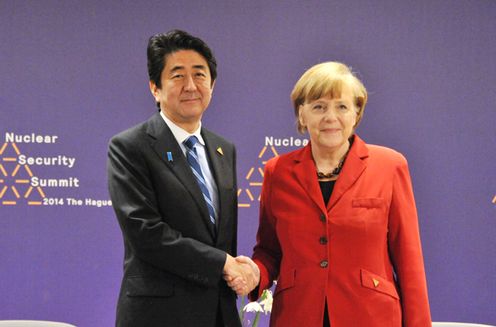 正在访问荷兰王国的安倍总理，与欧洲理事会主席赫尔曼•范龙佩、欧盟委员会主席若泽•曼努埃尔•杜朗•巴罗佐、加拿大总理史蒂芬•哈珀、德意志联邦共和国总理安格拉•默克尔分别会谈后，举行了国内外记者发布会。随即，在视察了农业相关设施（Green Port）后，与美利坚合众国总统贝拉克•奥巴马、大韩民国总统朴槿惠举行了会谈。