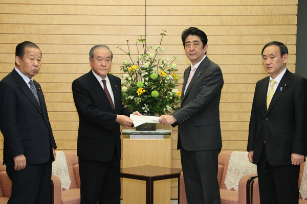 安倍总理在总理大臣官邸接收了自民党・捕鲸议员联盟递交的决议书。