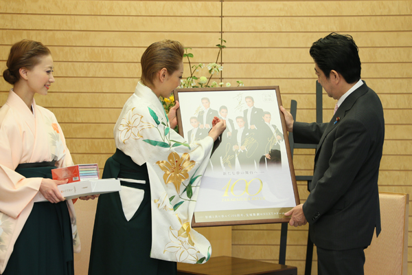 安倍总理在总理大臣官邸接受了宝冢歌剧团代表的拜会。