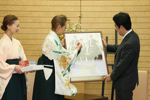安倍总理在总理大臣官邸接受了宝冢歌剧团代表的拜会。