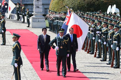 安倍总理在迎宾馆与澳大利亚联邦总理托尼・阿博特举行了会谈及联合记者招待会。