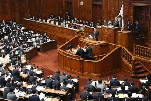 安倍总理出席了众议院全体会议。