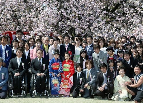 安倍总理在东京都内的新宿御苑举行了赏樱会。