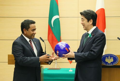 安倍总理在总理大臣官邸举行了日本・马尔代夫首脑会谈等。