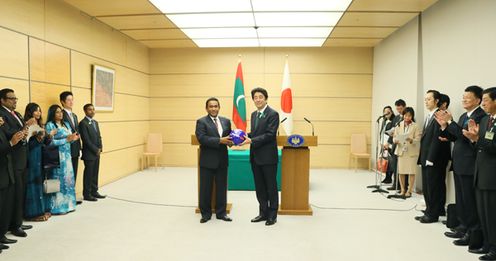安倍总理在总理大臣官邸举行了日本・马尔代夫首脑会谈等。