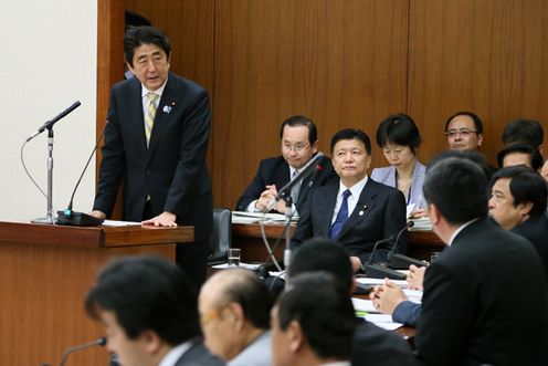 安倍总理出席了众议院总务委员会。
