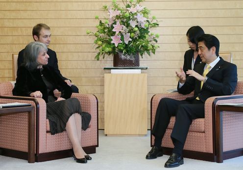 安倍总理在总理大臣官邸接受了保加利亚共和国副总统马尔加里塔•波波娃的拜会。