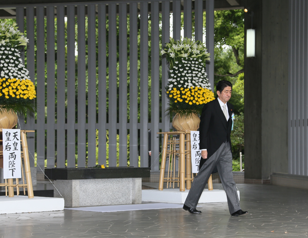 在真子内亲王殿下的莅临之下，安倍总理出席了在千鸟之渊战殁者墓苑举行的祭拜仪式。