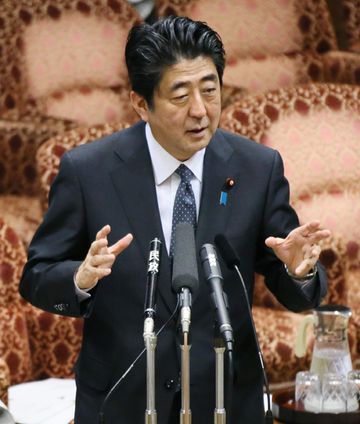 安倍总理出席了参议院外交防卫委员会。