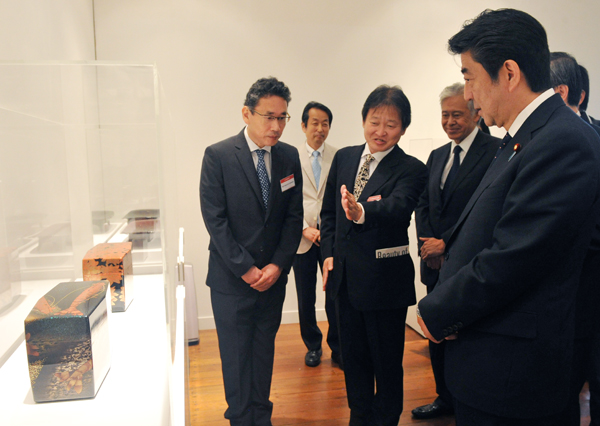 安倍总理访问了新加坡共和国。