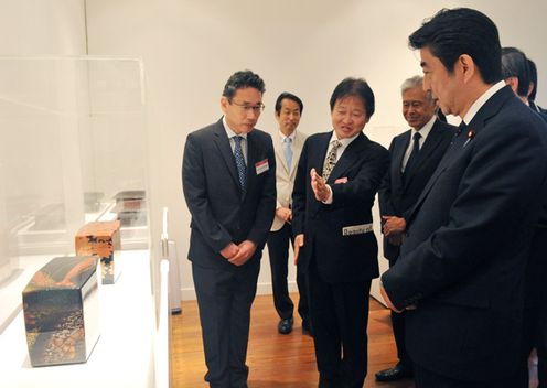 安倍总理访问了新加坡共和国。