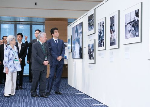 安倍总理在横田夫妇的陪同说明下,参观了在众议院第一议员会馆举办的绑架问题相关摄影展“北朝鲜的国家犯罪・绑架~一个家庭的影集”。